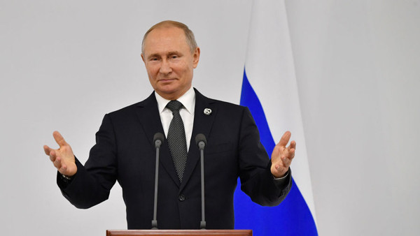 Путин поручил перейти на электронный документооборот в больницах